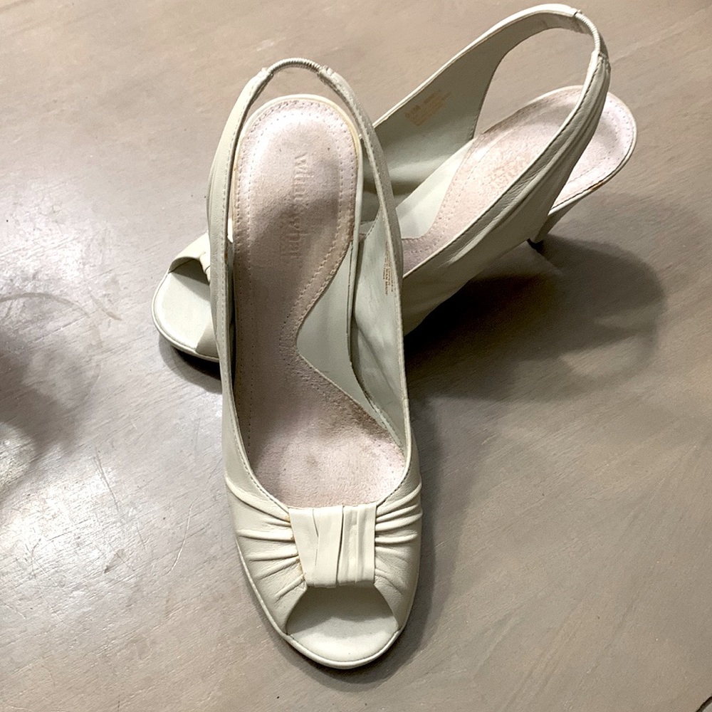 What’s what leather medium heel. Almost new